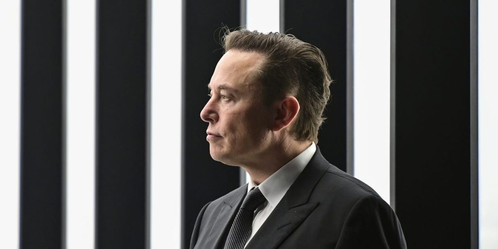 Elon Musk propõe cortes de empregos, contratando estrelas para ajudar o Twitter