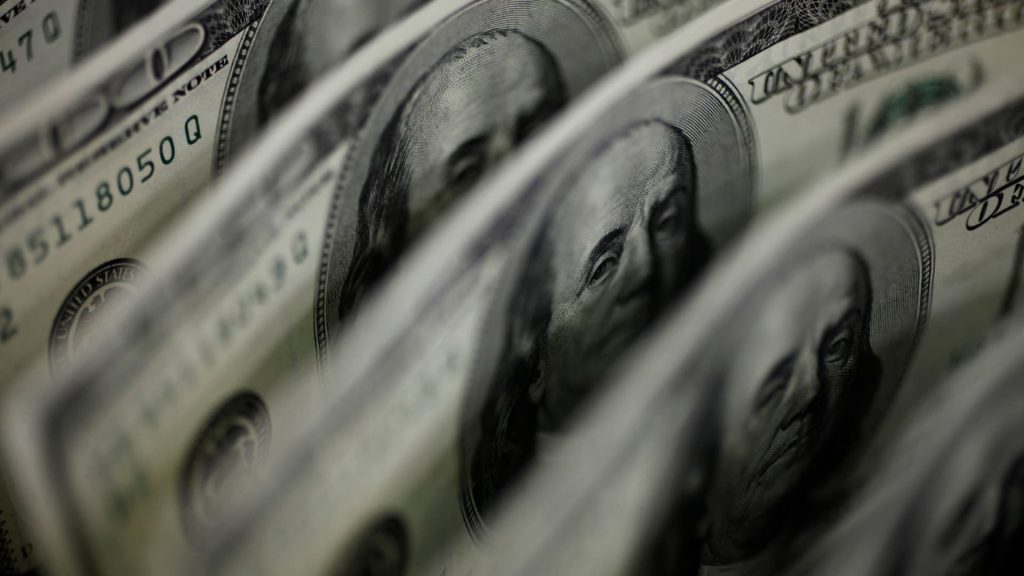 Ganhadores e perdedores do dólar negociam em máximas de dois anos