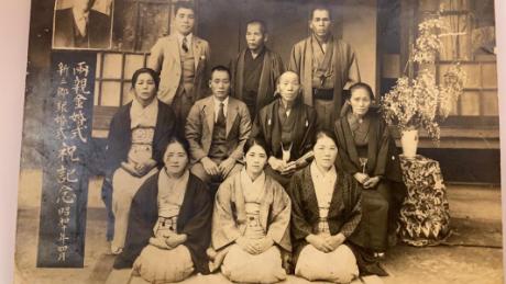 A foto mostra Ken Tanaka, 32 anos em 1935, no meio da primeira fila.