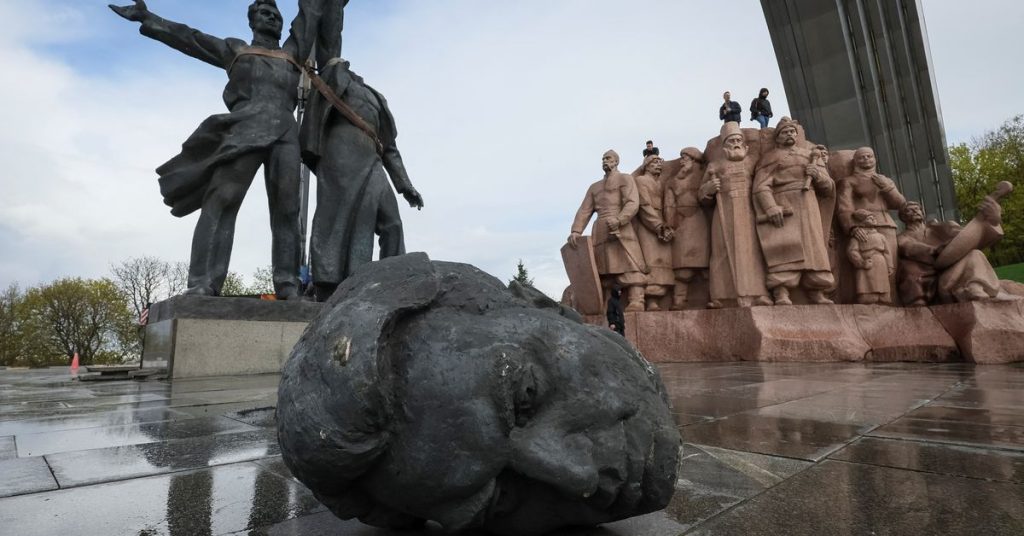 Kiev destrói um monumento da era soviética que simboliza a amizade russo-ucraniana