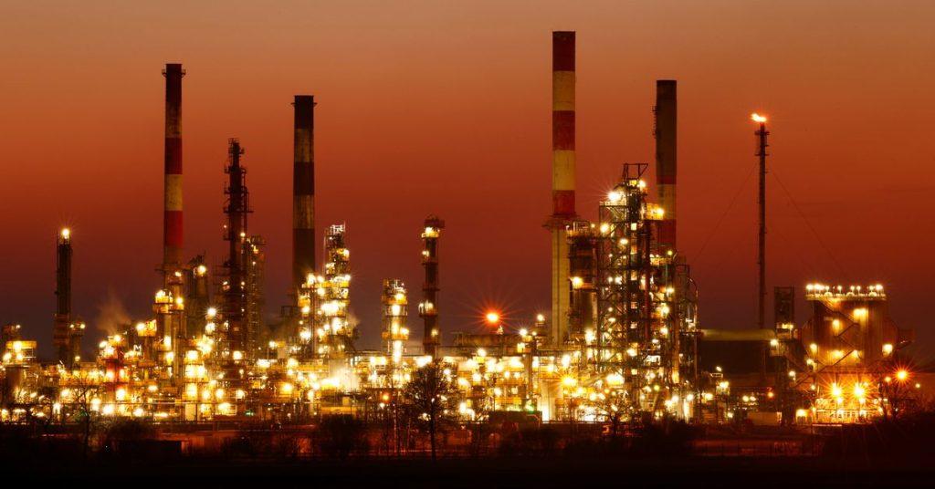 Petróleo sobe 2% à medida que as interrupções aumentam na Líbia, preocupações com o abastecimento russo
