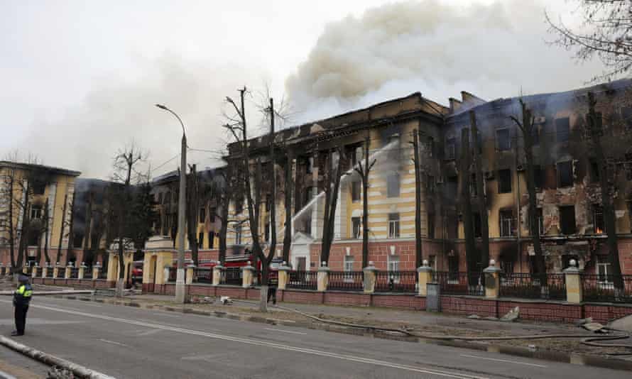 Bombeiros abaixam a mangueira no prédio em chamas do Instituto Central de Pesquisa das Forças de Defesa Aérea na cidade russa de Tver.