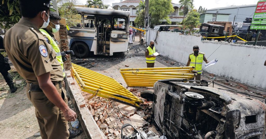 Sri Lanka impõe toque de recolher após presidente declarar estado de emergência