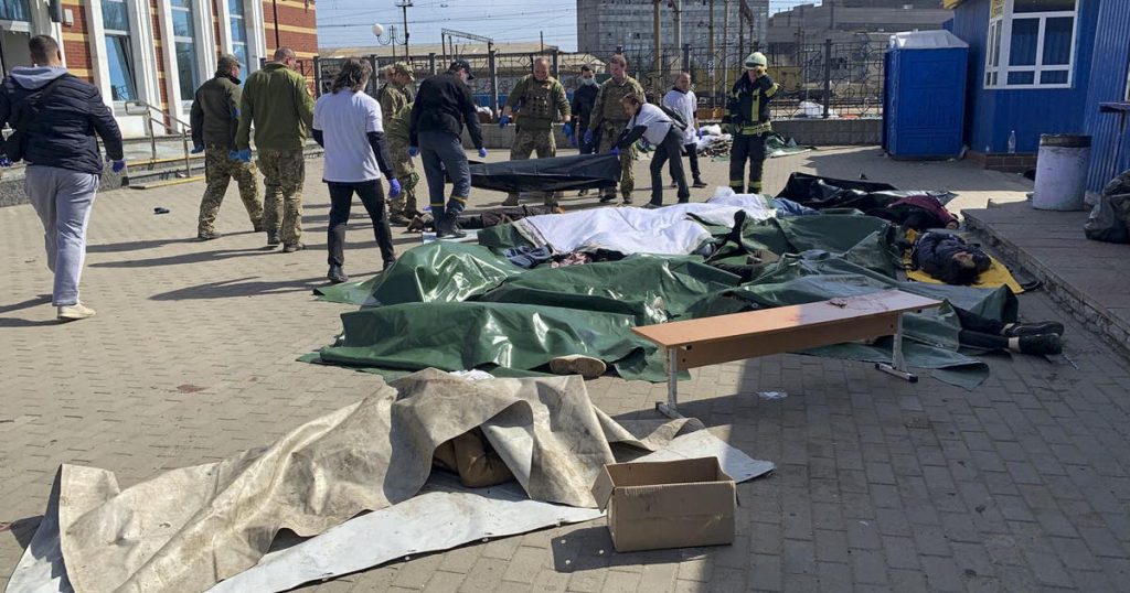 Ucrânia diz que pelo menos 52 pessoas morreram em ataque com mísseis russos na estação de trem de Kramatorsk