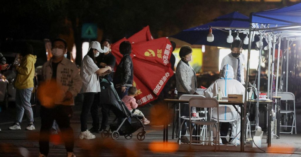 Xangai ergueu uma cerca ao redor das áreas afetadas pelo vírus Corona, o que levou a novos protestos