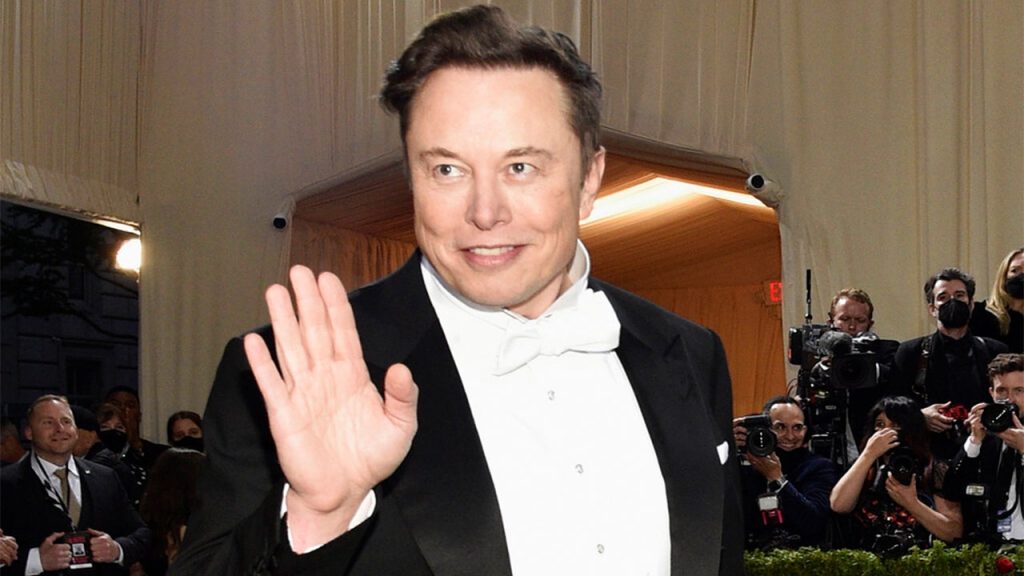 Elon Musk desafia bilionários e financia grupos que atacam sua compra no Twitter