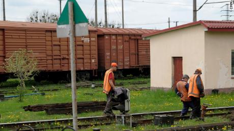 Trabalhadores ferroviários reparam parte da ferrovia que liga Lviv à Polônia.