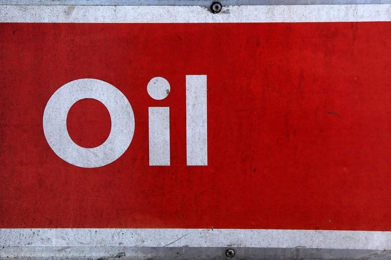 Preços do petróleo em queda, afetados pelo dólar e fechamento da China Por Reuters