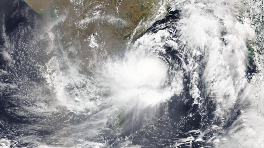 O ciclone tropical Asani ameaça o leste da Índia enquanto outra onda de calor brutal continua em todo o país