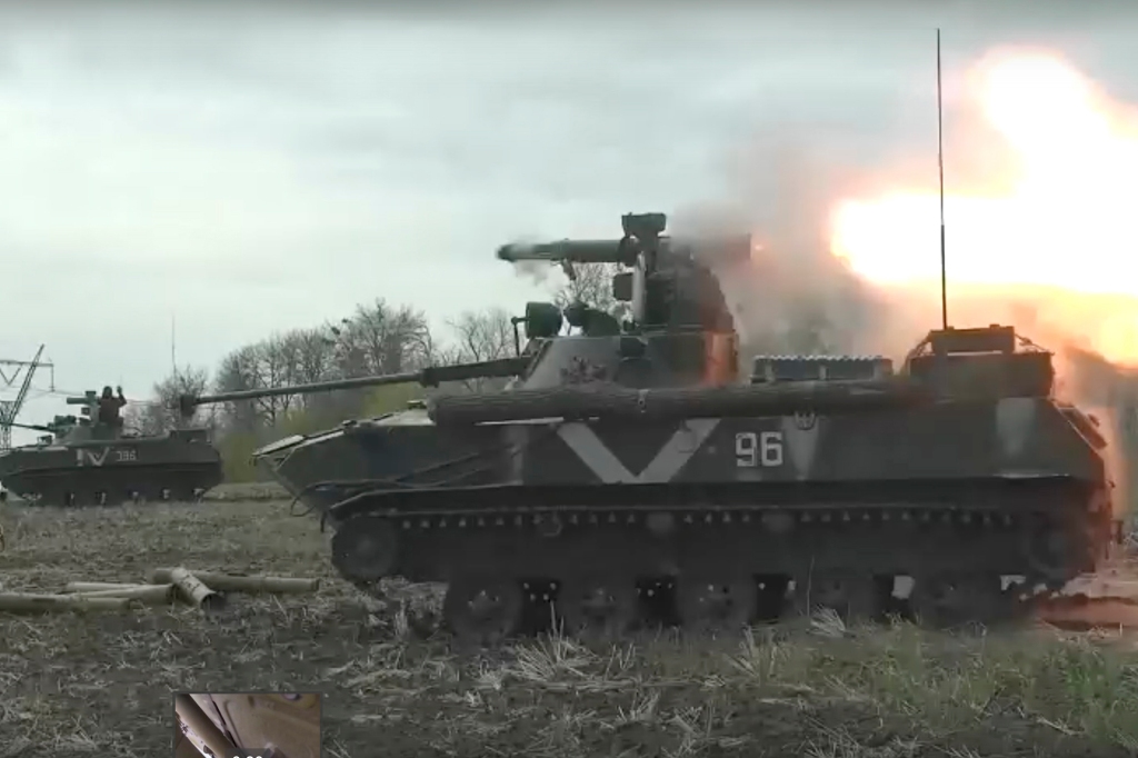 Pára-quedistas russos em um veículo de combate de infantaria BMD-4 disparando de um míssil antitanque 