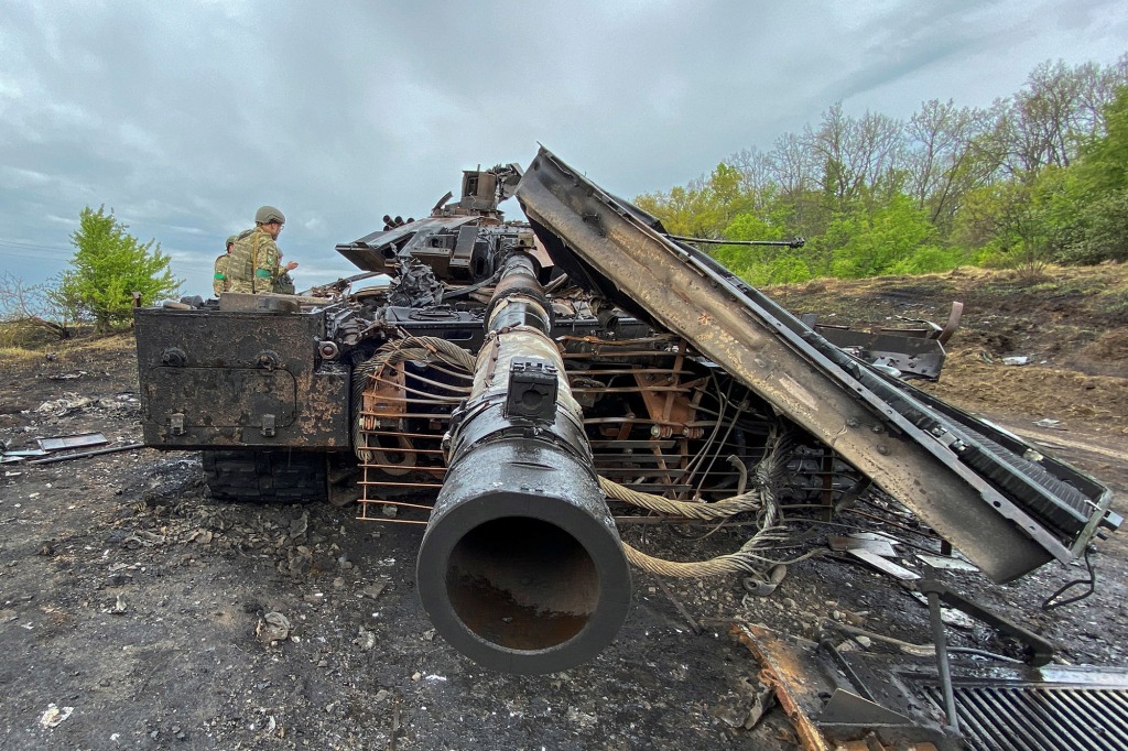 Tanque de batalha russo T-90M Proryv destruído pelas forças armadas ucranianas.
