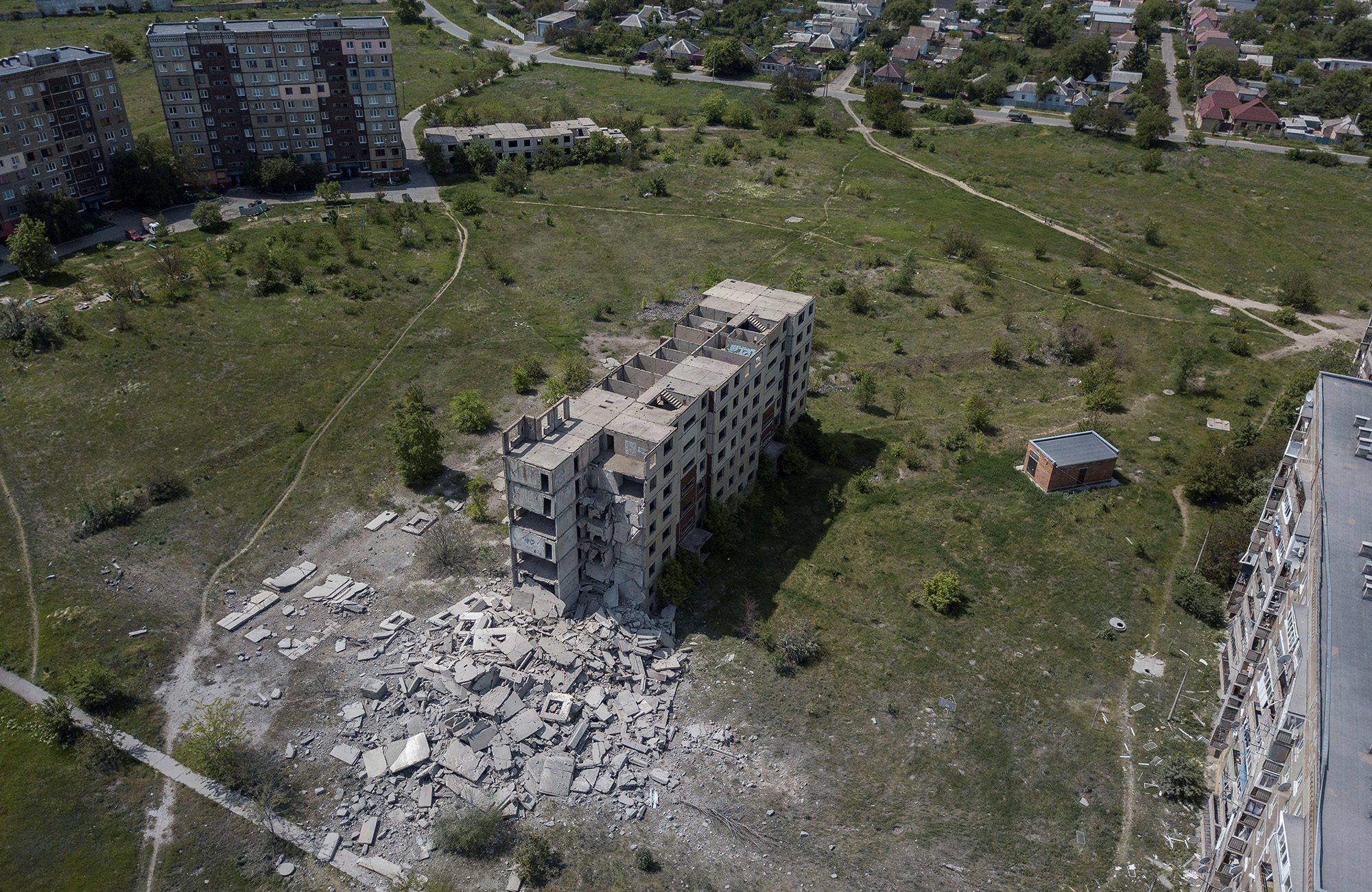 Um edifício danificado em um ataque com mísseis na cidade de Kramatorsk, região de Donetsk, Ucrânia, em 26 de maio.