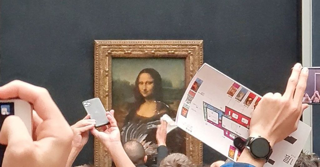 A Mona Lisa foi deixada ilesa, mas manchada com creme em um protesto climático