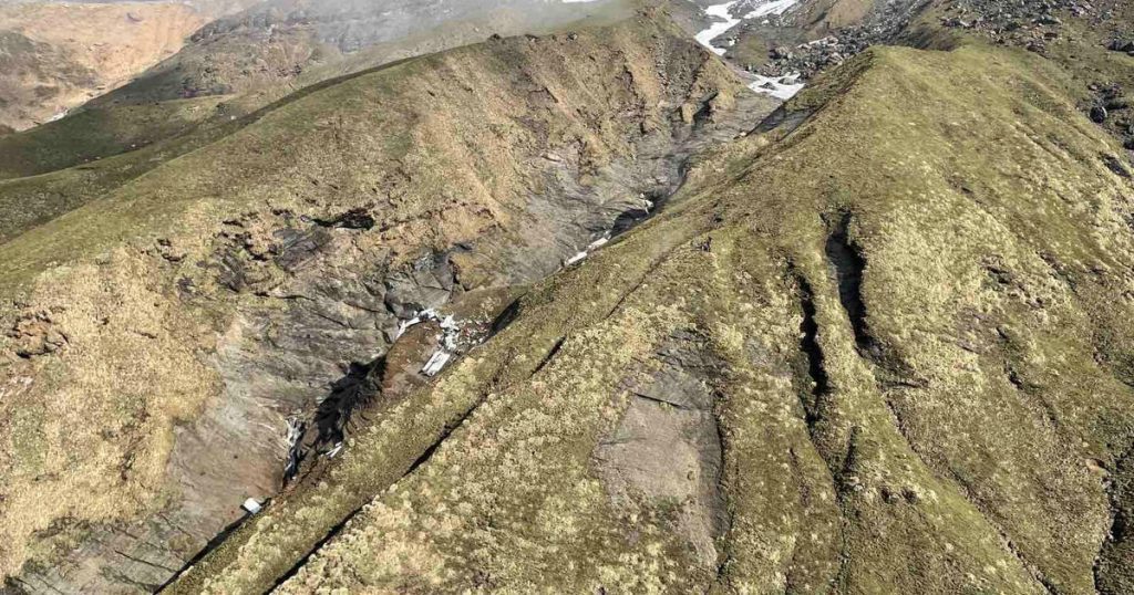 Avião cai na encosta de uma montanha no Nepal, matando todas as 22 pessoas a bordo