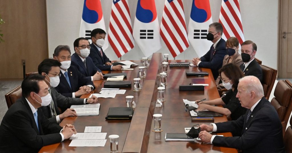 Biden e a sul-coreana Yoon prometeram dissuadir a Coreia do Norte, mas se ofereceram para ajudar o vírus Corona