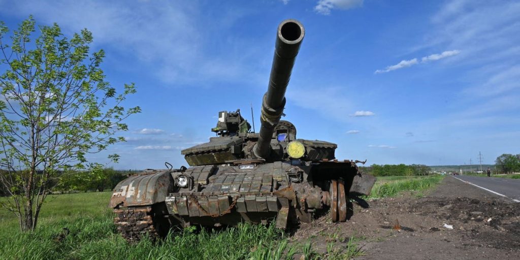 Combatentes voluntários ucranianos usam um tanque chamado "Rabbit" contra as forças russas