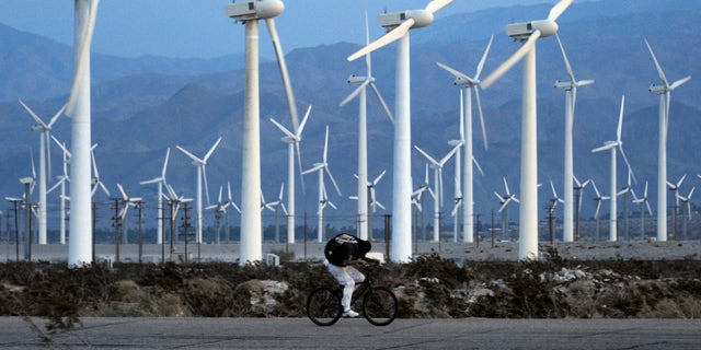 Turbinas eólicas em Palm Springs, Califórnia.