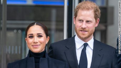 Harry e Meghan visitam a rainha Elizabeth II a caminho dos Jogos Invictus