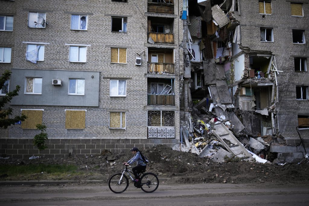 Ucrânia: 200 corpos encontrados em um porão sob os escombros de Mariupol