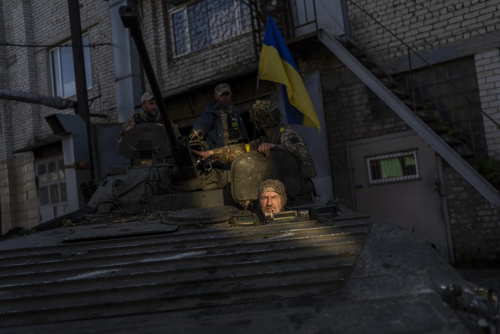 Ucrânia e Rússia estão lutando no leste enquanto Zelensky visita a frente