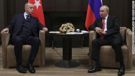 O presidente russo Vladimir Putin se encontra com seu colega turco Recep Tayyip Erdogan em Sochi em 29 de setembro de 2021. 