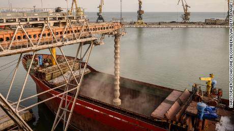 O navio de carga geral Medusa S carregado com grãos, com destino à Turquia, no terminal de grãos UkrTransAgro LLC no porto de Mariupol em Mariupol, Ucrânia, quinta-feira, 13 de janeiro de 2022.  