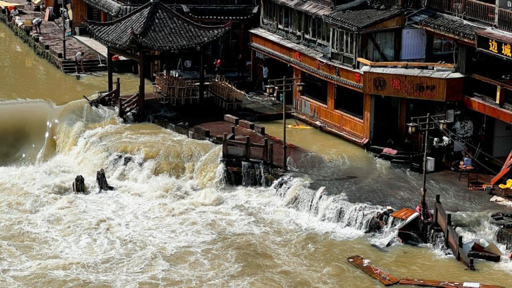 Chuvas fortes matam dezenas no sul da China, à medida que as mudanças climáticas amplificam as temporadas de inundações