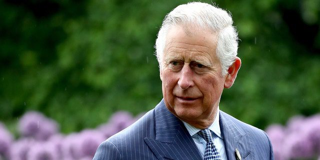 LONDRES, INGLATERRA - 17 DE MAIO: Príncipe Charles, Príncipe de Gales entre os Alums durante uma visita a Kew Gardens em 17 de maio de 2017 em Londres, Inglaterra. 