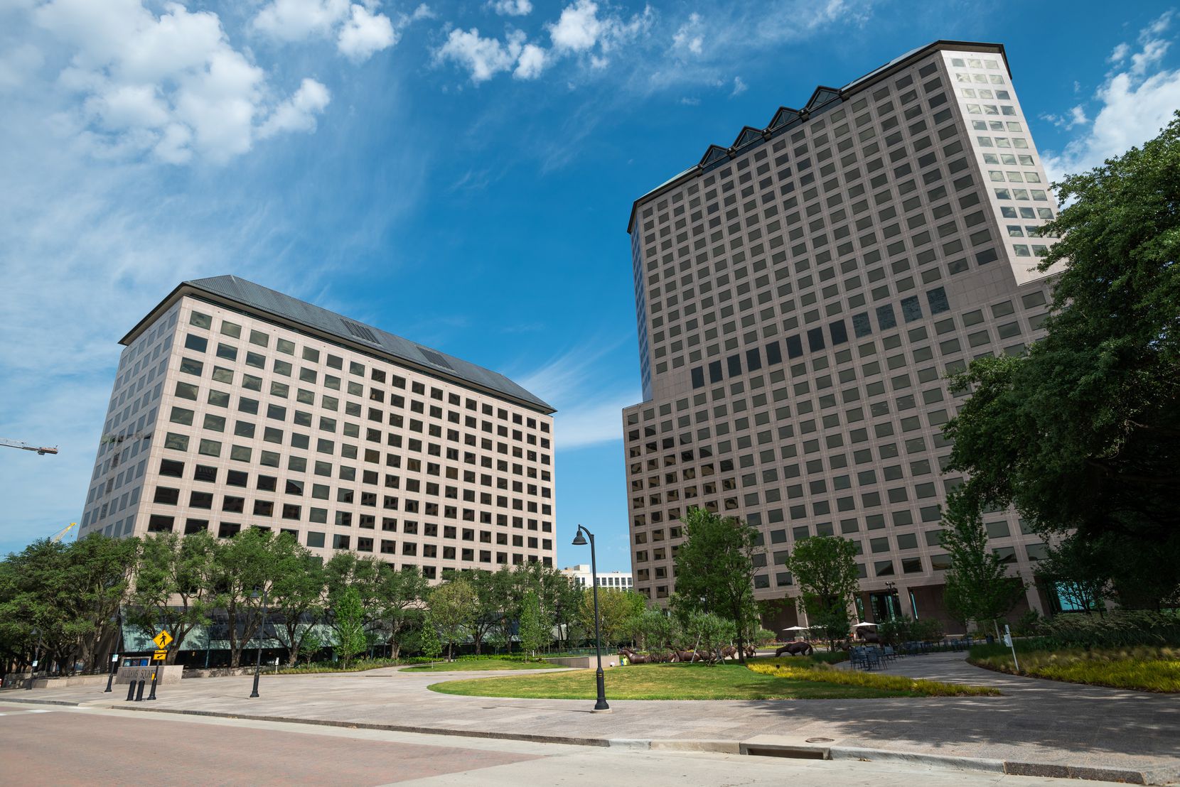 Os escritórios da Caterpillar Corporation, à esquerda, estão na Williams Square em Irving.