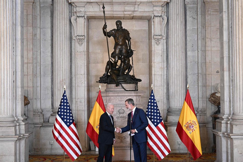 O rei Felipe VI da Espanha recebe o presidente Joe Biden no Palácio Real de Madri, na Espanha.
