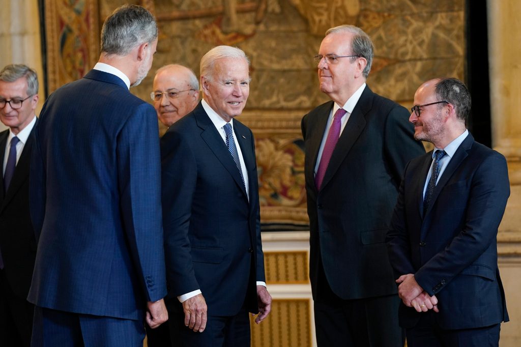 O presidente Joe Biden se reúne com o rei Felipe VI da Espanha e a delegação espanhola no Palácio Real de Madri, terça-feira, 28 de junho de 2022.