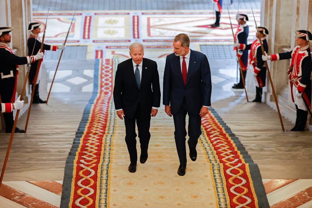 O presidente dos EUA, Joe Biden, à esquerda, e o rei espanhol Felipe sobem as escadas do Palácio Real em Madri, Espanha, terça-feira, 28 de junho de 2022. Os chefes de estado da OTAN se reunirão na cúpula da OTAN em Madri de terça a quinta-feira.