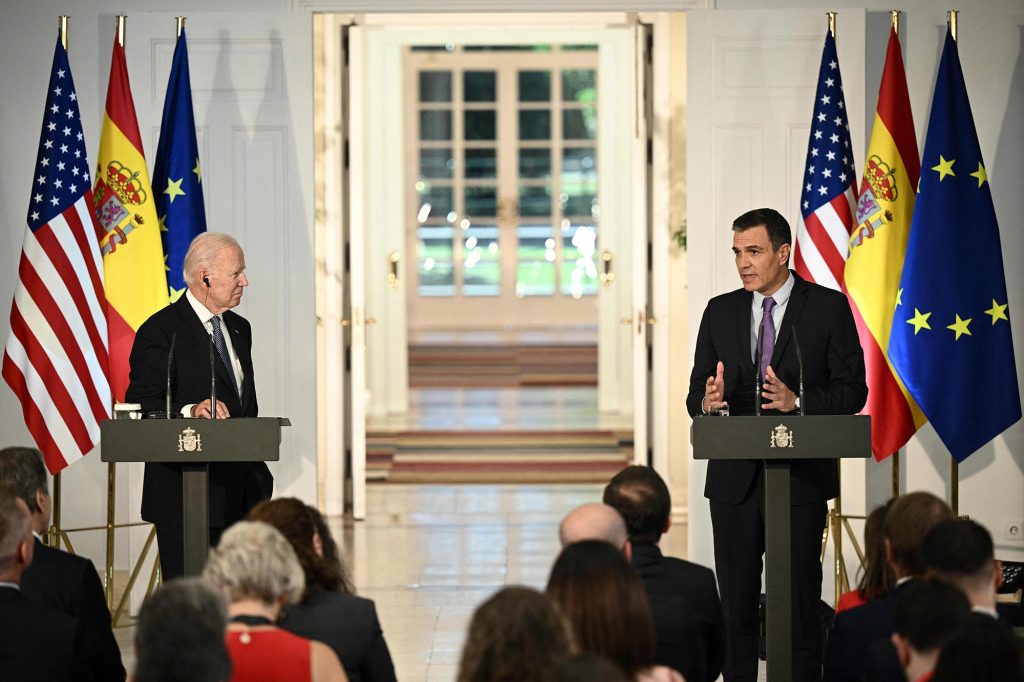 O presidente dos EUA, Joe Biden (E) e o primeiro-ministro espanhol, Pedro Sanchez, realizam uma coletiva de imprensa após uma reunião no Palácio La Moncloa, em Madri, à margem da cúpula da Organização do Tratado do Atlântico Norte (OTAN) em 28 de junho de 2022.