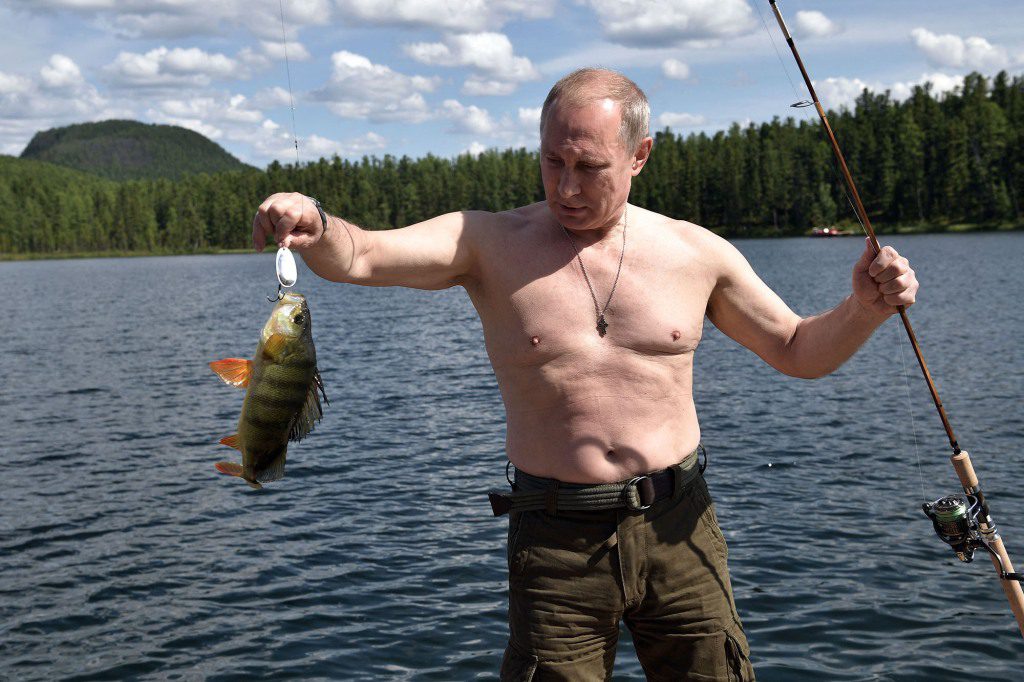 Putin, na foto acima fazendo uma caça em topless, disse que os líderes mundiais deveriam parar de beber e se exercitar para obter "Harmonia de corpo e alma." 