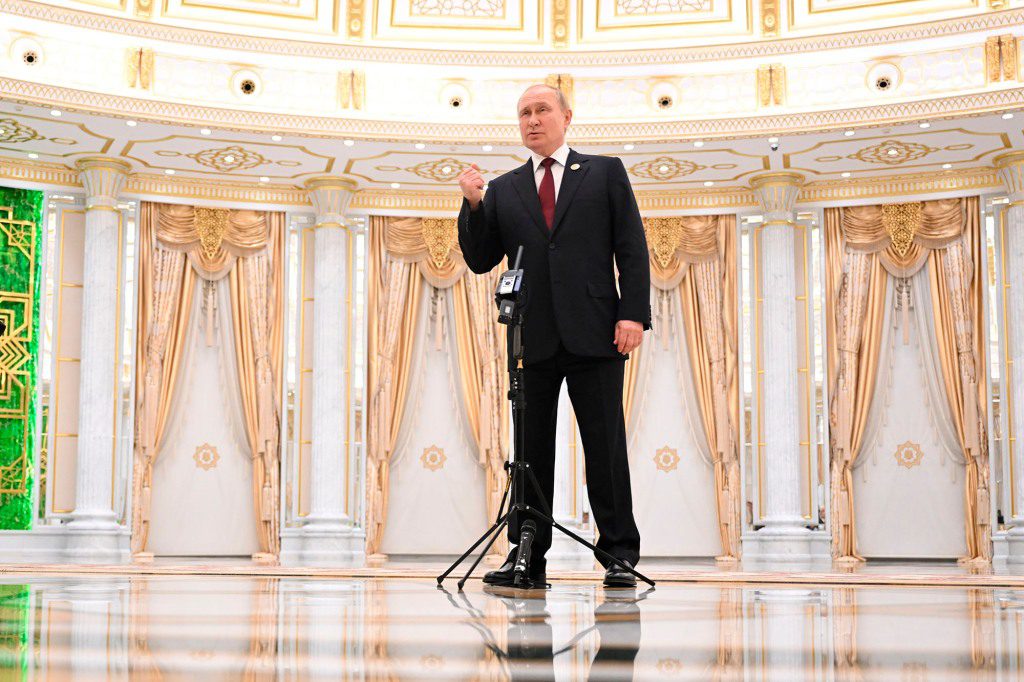 O homem forte do Kremlin, de 69 anos, fez os comentários pungentes ao falar com repórteres no Turcomenistão na quinta-feira.