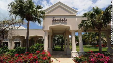 Uma autópsia está sendo realizada em hóspedes encontrados mortos no resort Sandals, nas Bahamas.  Aqui está o que sabemos