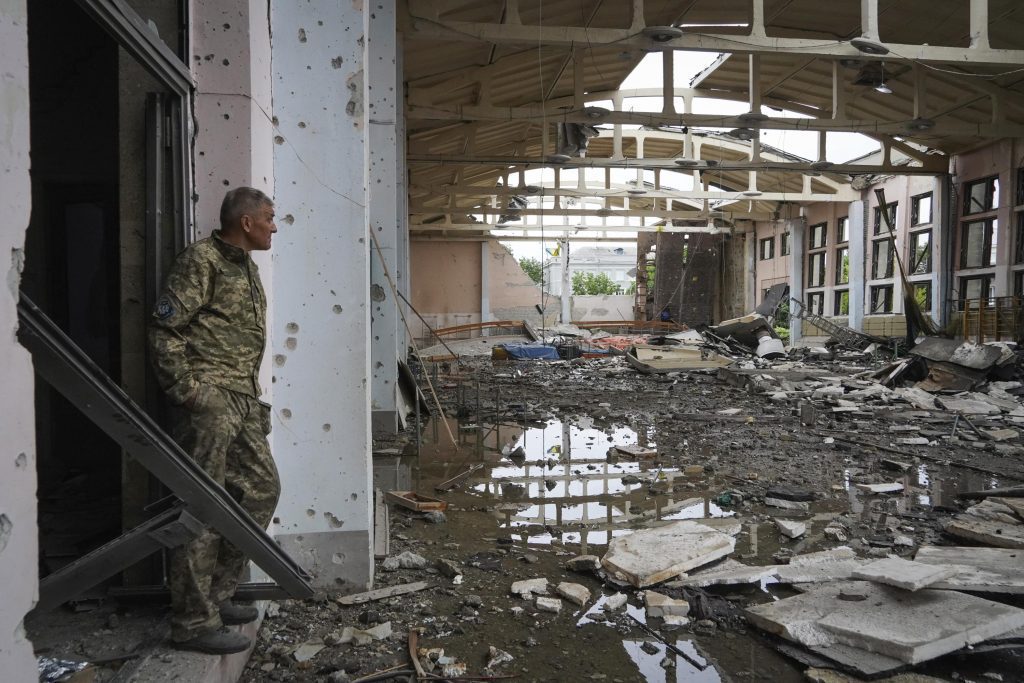 Exército ucraniano deixa cidade devastada para posições fortificadas