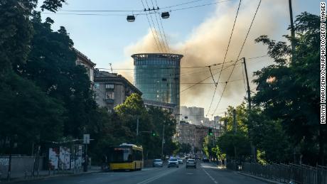 Fumaça sobe após um ataque aéreo russo no distrito de Shevchenkivsky, em Kyiv, em 26 de junho de 2022. 