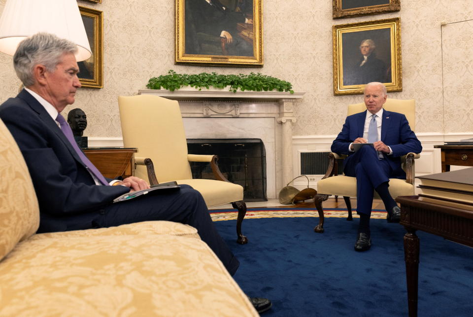 O presidente dos EUA, Joe Biden, se reúne com o presidente do Federal Reserve, Jerome Powell, e a secretária do Tesouro dos EUA, Janet Yellen, para falar sobre a economia no Salão Oval da Casa Branca em Washington, DC, EUA, 31 de maio de 2022. REUTERS/Lea Millis