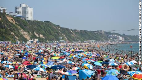 Uma praia lotada em Bournemouth em 17 de junho, enquanto a Grã-Bretanha é exposta a temperaturas sufocantes. 