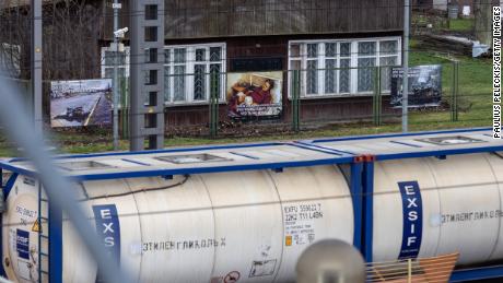 Imagens da guerra da Rússia na Ucrânia são exibidas ao longo da estação ferroviária enquanto os trens passam de Moscou para Kaliningrado, como parte de um protesto lituano contra a invasão.