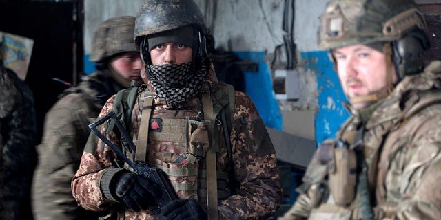 Soldados do exército ucraniano esperam pelo bombardeio em um abrigo em um local na região de Luhansk em 5 de março de 2022. 