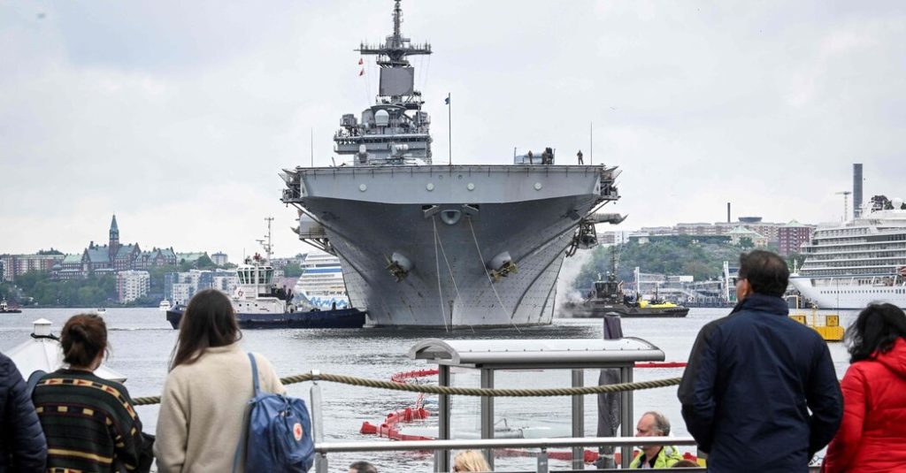 Um navio de guerra dos EUA chega a Estocolmo para realizar exercícios militares e alertar
