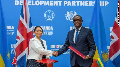 A secretária do Interior britânica, Priti Patel, cumprimenta o ministro das Relações Exteriores de Ruanda, Vincent Beirutari, após assinar o acordo de parceria em uma coletiva de imprensa conjunta em Kigali, Ruanda, em 14 de abril.