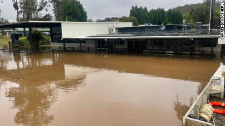 Darren Osmotherly'  s Paradise Café em Lower Portland, Nova Gales do Sul, foi inundado quatro vezes em 18 meses.