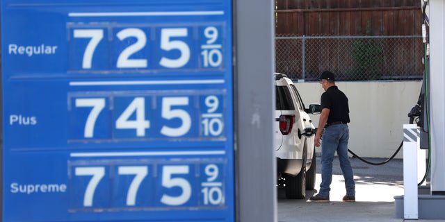 Os preços do gás acima de US$ 7,00 o galão são exibidos em um posto de gasolina da Chevron em 25 de maio de 2022 em Menlo Park, Califórnia.  (Justin Sullivan/Getty Images)