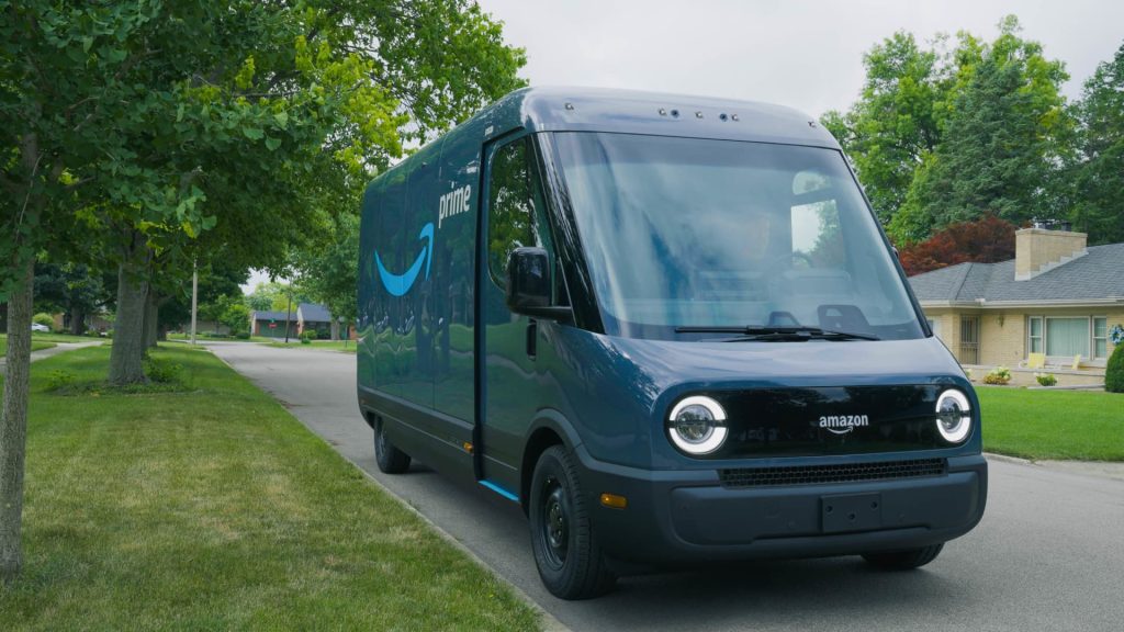Amazon começa a entregar pacotes com caminhões elétricos Rivian