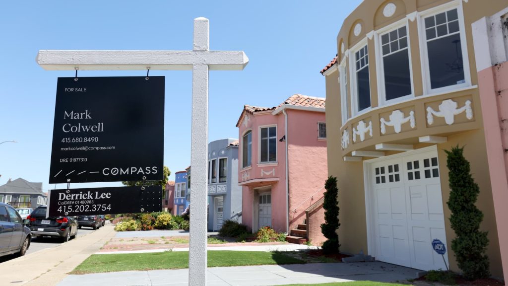 As vendas de casas em junho caíram 5,4% em relação a maio, com os preços atingindo outro recorde