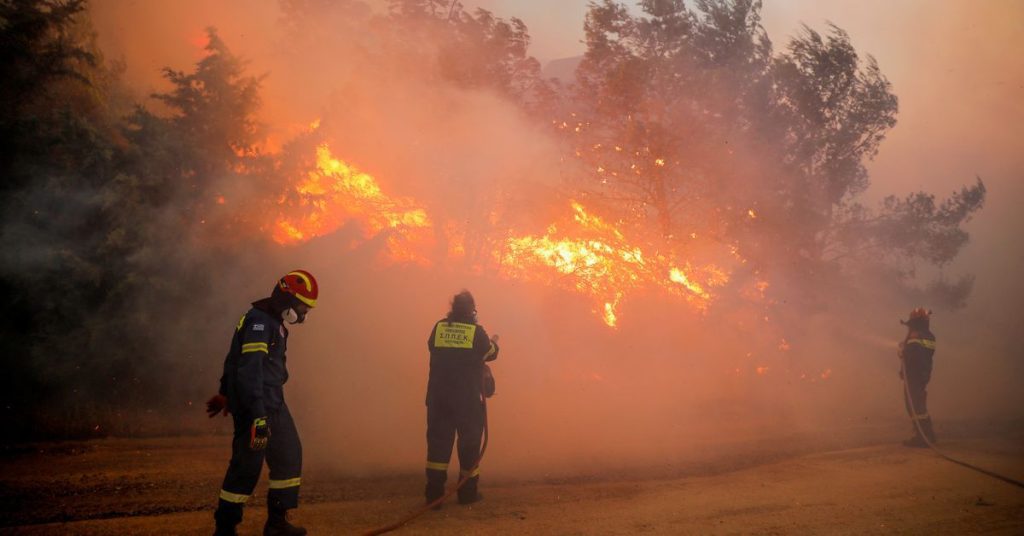 Incêndios florestais gregos estão acontecendo perto de Atenas;  Residências, evacuação hospitalar