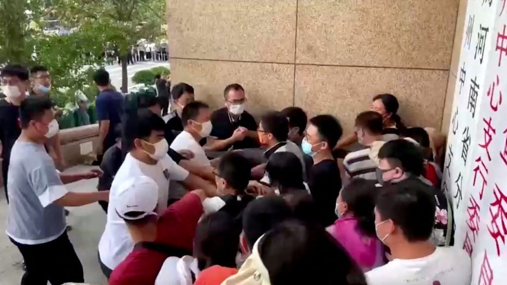 Manifestantes de bancos na província chinesa de Henan foram atacados por grupos à paisana